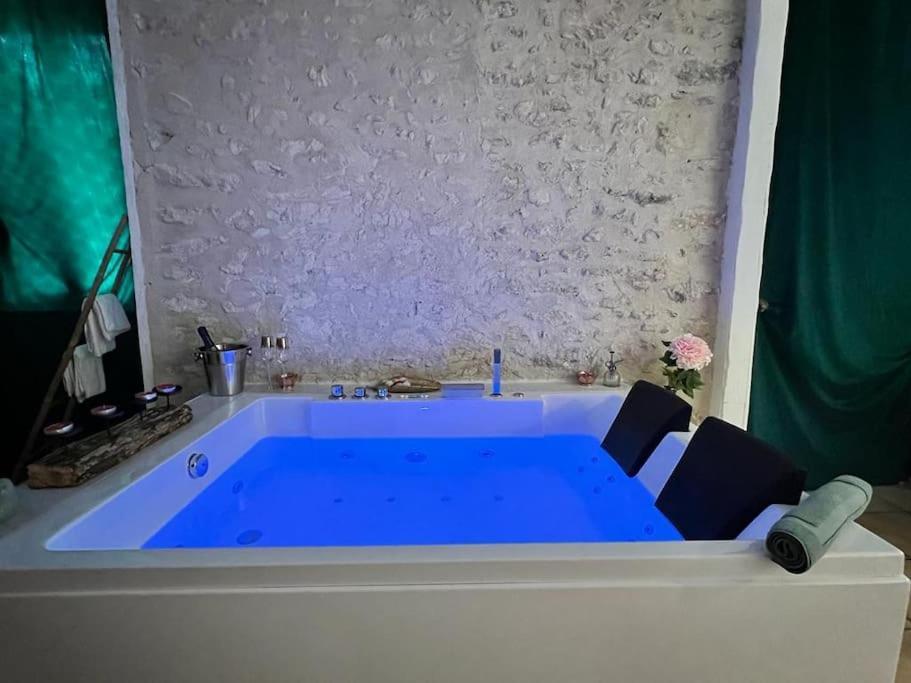 Suite Romance - Jacuzzi Moret-sur-Loing Exterior photo