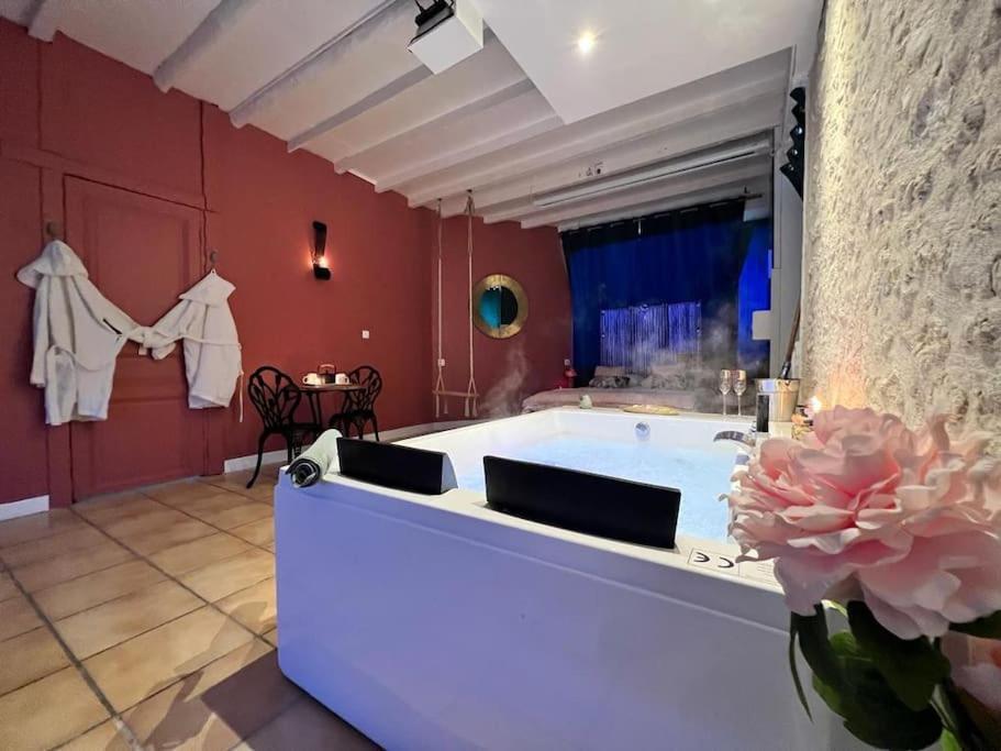 Suite Romance - Jacuzzi Moret-sur-Loing Exterior photo